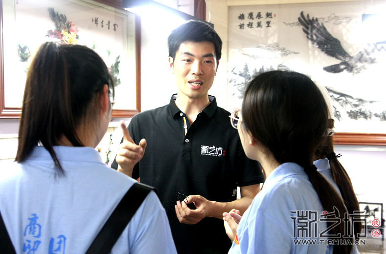 徽藝坊鐵畫迎來蕪湖商貿學院學子前來參觀 (4) 徽藝坊鐵畫迎來蕪湖商貿學院學子前來參觀 (4)