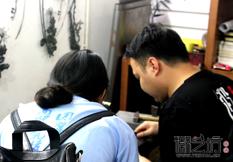 徽藝坊鐵畫迎來蕪湖商貿學院學子前來參觀 (20) 徽藝坊鐵畫迎來蕪湖商貿學院學子前來參觀 (20)