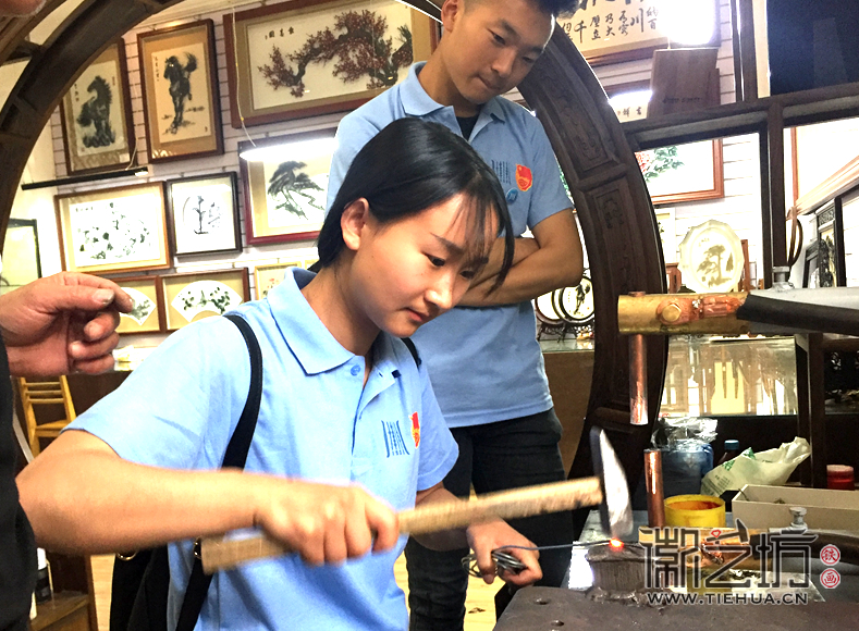 徽藝坊鐵畫迎來蕪湖商貿學院學子前來參觀 (1) 徽藝坊鐵畫迎來蕪湖商貿學院學子前來參觀 (1)