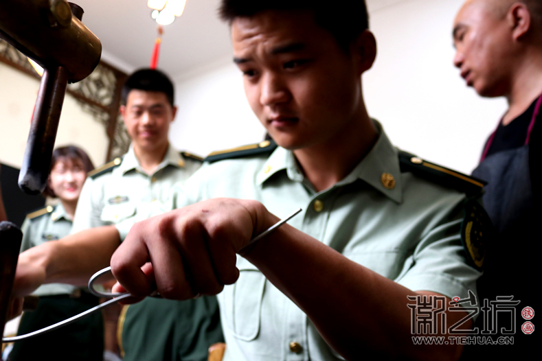 河北武警學院參觀考察徽藝坊鐵畫 (16) 河北武警學院參觀考察徽藝坊鐵畫 (16)